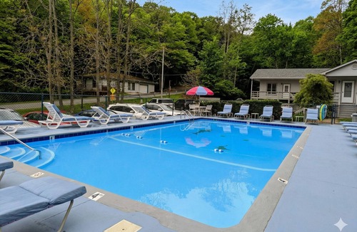 Saugatuck Condo | Saugatuck Couples Waterfront condo. Beach,hike, boat, kayak, Outdoor heated pool