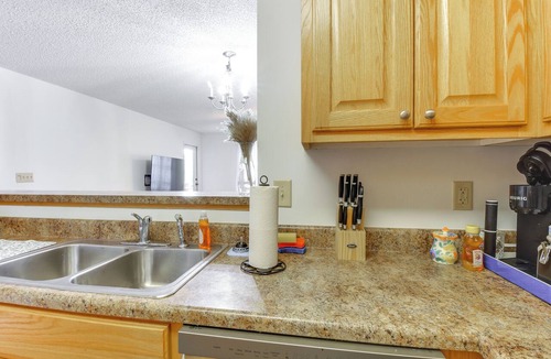 Six Mile Condo | Scenic Outdoor Space: Lake Keowee Retreat!