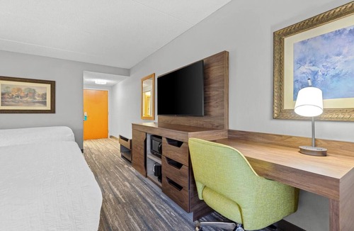 Guntersville Hotel | Scenic Stay Near Lake Guntersville + Tennis, Free Breakfast & Parking Included