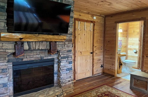 Spruce Pine Cabin | Scottarosa Lodge Sleeps up to 6 - I Spacious room and 1 bathroom- 1 deck