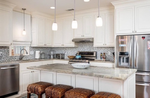 Lakeland House | Screened porch and private pier on False River