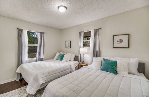 Northeast Pensacola Apartment | Seafoam Shanty in the Shade-Side B-20mins to beach