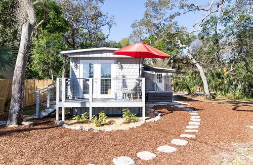 Palm Coast Cottage | Seagrass Cottage I-steps to Atlantic Ocean & Intracoastal Waterway