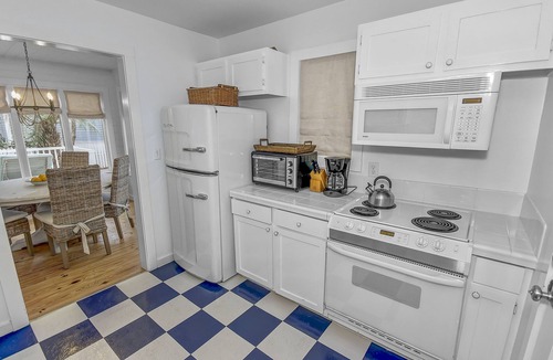 Seaside House | Seaside Cottage "Sea Shack" * Adorable Tupelo Street, * Sleeps 4 *