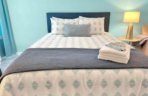 Fort Walton Beach Apartment | Seaside Escape 2 - Cozy Coastal Getaway with Patio