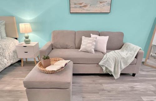 Fort Walton Beach Apartment | Seaside Escape 3 - Bright Studio with Kitchenette