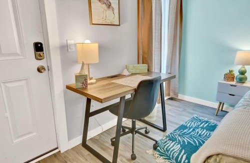 Fort Walton Beach Apartment | Seaside Escape 3 - Bright Studio with Kitchenette