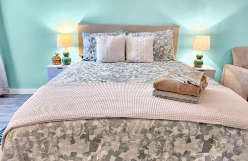 Fort Walton Beach Apartment | Seaside Escape 3 - Bright Studio with Kitchenette