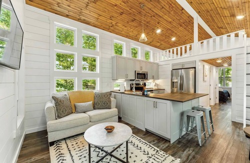 Menlo House | Secluded Bluebell Cottage with private fire pit!