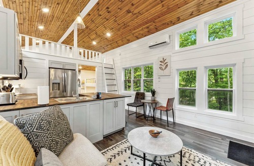 Menlo House | Secluded Bluebell Cottage with private fire pit!