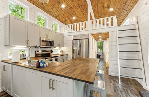 Menlo House | Secluded Bluebell Cottage with private fire pit!