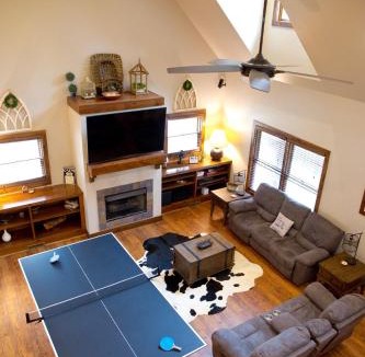 Mentone House | Secluded Cabin - Games, Fire Pit, Hot Tub, Pet OK