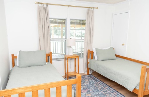 Selma Cabin | Secluded downtown cozy cabin feel w/waterfront view of the Edmund Pettus Bridge