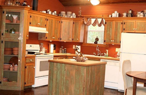 Roxie Cabin | Secluded Forest Cabin Rental with Seasonal Pool near Natchez, Mississippi