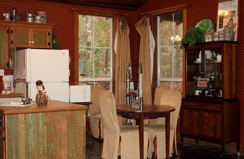 Roxie Cabin | Secluded Forest Cabin Rental with Seasonal Pool near Natchez, Mississippi