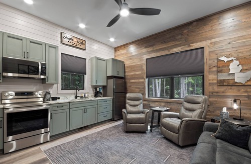 Elmira House | Secluded Getaway, Centrally located newly built barndo, AC & WIFI