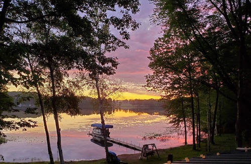 Big Rapids Cottage | Secluded Lakefront Log Home on 4 Acres With Sauna