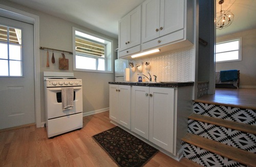 Decherd Cabin | Secluded Scandinavian Style Cabin/20 private acres/View/Hot Tub/Game Room