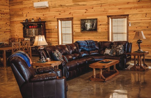 Oil City House | Serene 2 Bedroom with Loft located on Caddo Lake