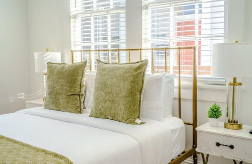 Touro House | Serene 4 Bedroom Home near French Quarter with Wi-Fi and Parking