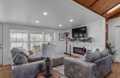 Lottie House | Serene Bayou Camp - Spacious 3BR Home w Loft