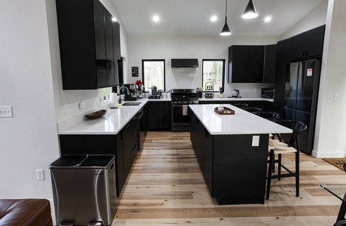 Muskegon House | Serene Retreat Awaits: Welcome to Endless Views,Your Luxurious Contemporary Home