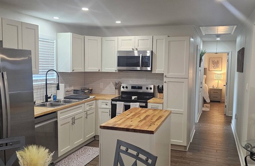 Raceland House | Serene Sanctuary: Light-Filled,Calm & Cozy