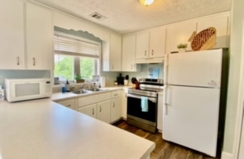 Eatonton House | Serenity on Lake Sinclair 3bd 2bth Sleeps 11, Dock, Firepit, +On-Site Boat Ramp!