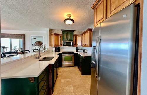Daytona Beach Shores Condo | Shores Club Direct Oceanfront 3/3 on Traffic Free Beach - Unit 901