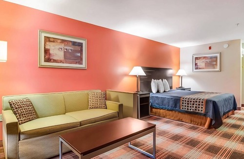 Mableton Hotel | Short Drive to Georgia Aquarium and CNN Center! Free Onsite Parking