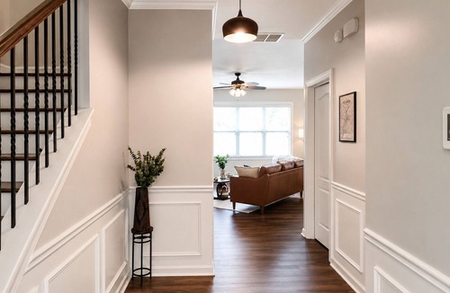 Clarkdale House | SkyCharge Suites. 15 Min to ATL Airport. EV Charger. Sleeps 6. Spacious Retreat