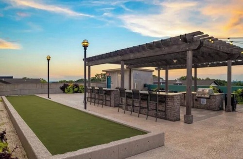 Westside Apartment | Skyline Lux Retreat: Pool & City Views