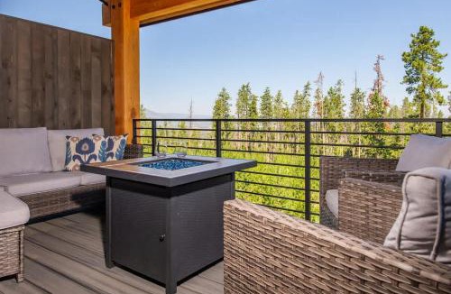 Pole Creek Preserve House | Skyview