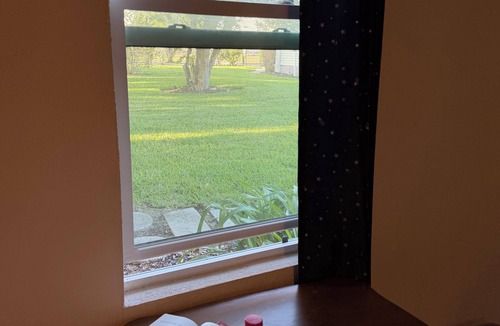 Eustis Cottage | Sleep well in our charming cottage in Eustis with cool AC.