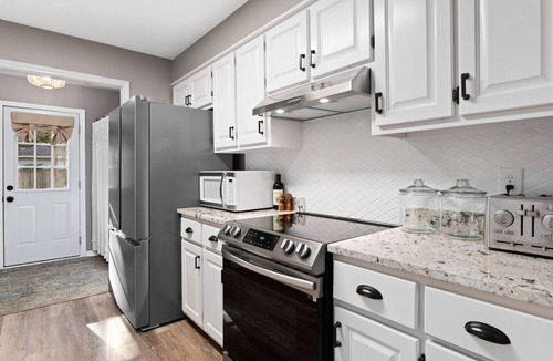 Daphne House | Sleeps 10 - 4 BR - Near I-10 & Mobile Bay + Porch