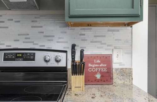 Glen Iris House | Sleeps 12 Budget-Friendly Downtown Birmingham Crew House