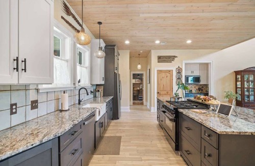 Eatonton House | Sleeps 12, Kayaks, Private dock, Large yard + More