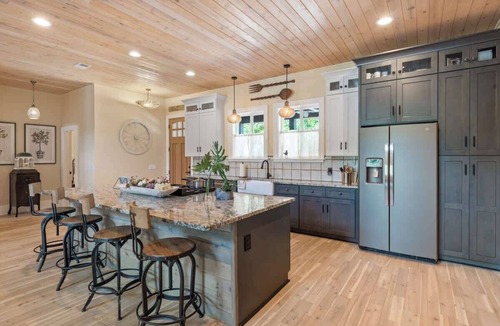 Eatonton House | Sleeps 12, Kayaks, Private dock, Large yard + More