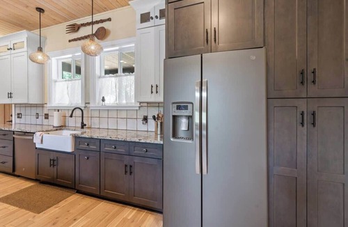 Eatonton House | Sleeps 12, Kayaks, Private dock, Large yard + More