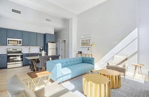 French Quarter Hotel | Sleeps 26 | Entire Floor, Steps to French Quarter | The Harlequin by AvantStay