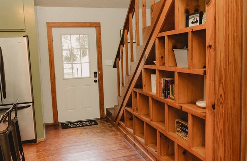 Redwood House | Sleeps 6 - Private Pool - Lake Views - End of the Road Lakehouse