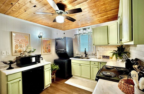 Alexandria House | Sleeps 8 - Enjoy 3-bedroom Welcoming Cottage in Alex Near Downtown/Med Center