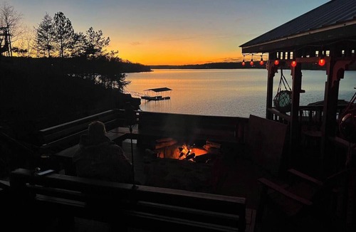Crane Hill House | Smith Lake Glamping - 1MoTow Vintage Airstream