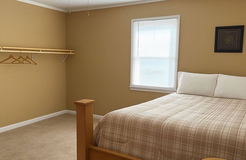 Griffin House | Soothing 2-bedroom house with AC in charming Griffin
