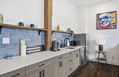 Downtown Jacksonville Apartment | Soulful Studio at the Raven Pool OnSite Parking