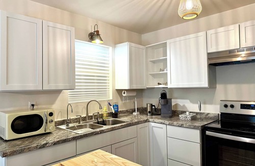 Ocean Springs House | Southern Charm Under the Oaks - Pet Friendly