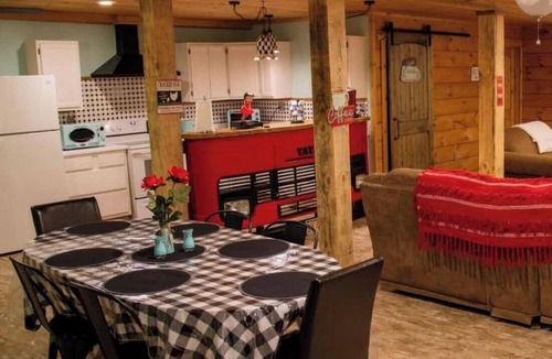Scottsboro House | Southern Comfort Family Retreat, Private Hot Tub!
