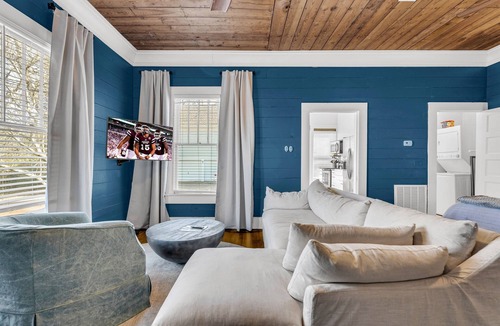Starkville House | Southern Gent, Cozy King Suite, 1BR Near MSU