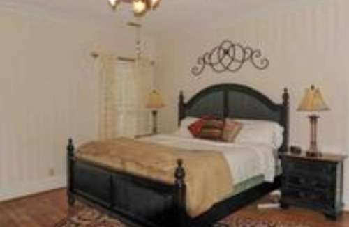New Castle House | Southern Historic Large House -8 mi. dwntn 3 Suites/Wrap porches-perfect getaway