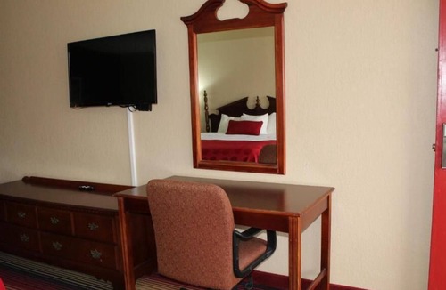 Perry Hotel | Southern Hospitality! Comfy Unit, Parking